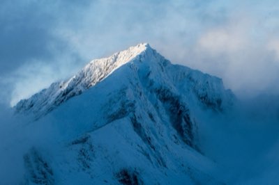 High-Tech Eispalast vs. raue Gipfel: Ihre Alpen-Entscheidung