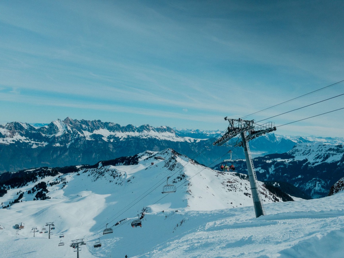 Schneegipfel mit Seilbahn