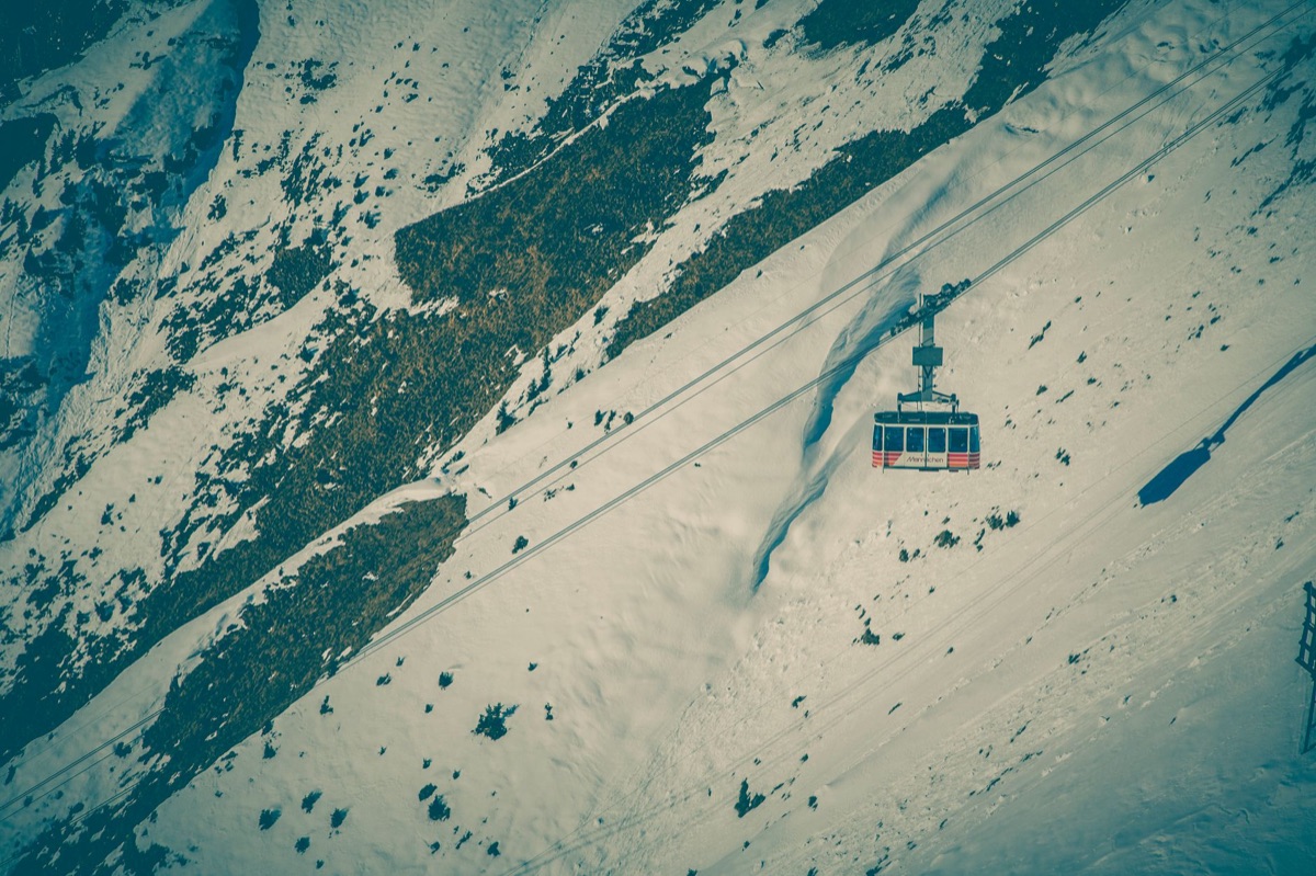 Ridge alpine couverte de neige avec un téléphérique distant
