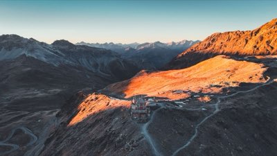 Ghiacciaio vs Roccia: Due mondi alpini, quale avventura scegli?