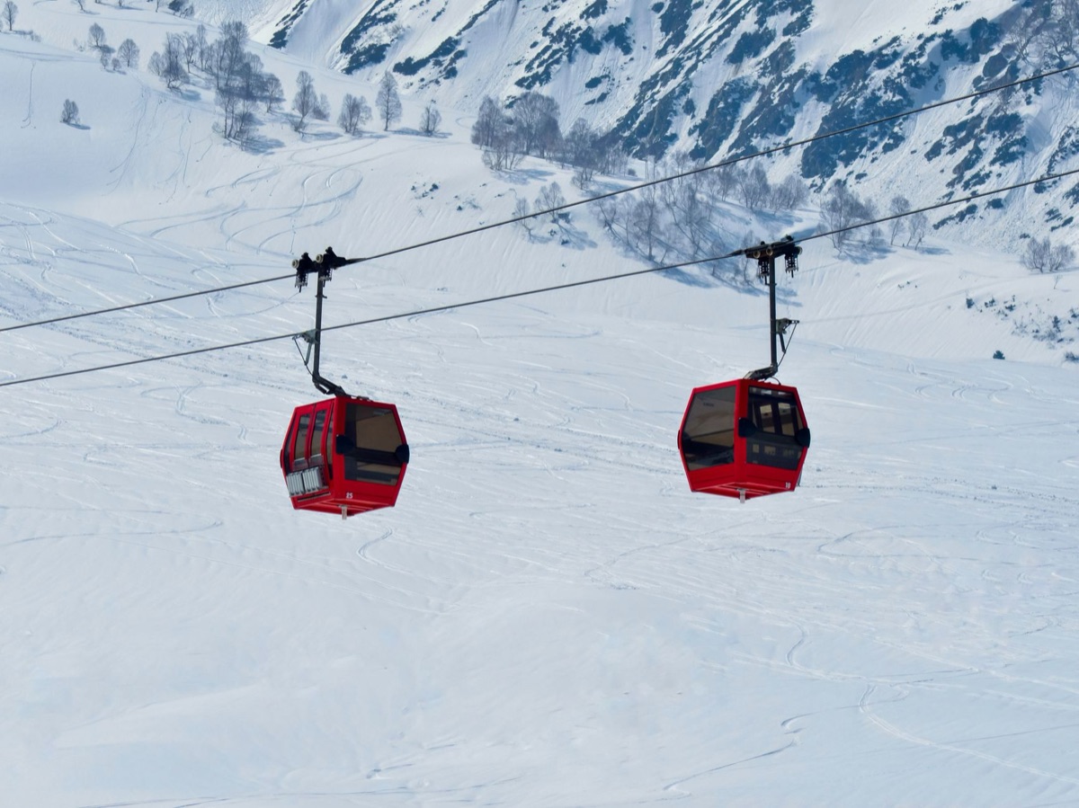 Cima innevata con cable car