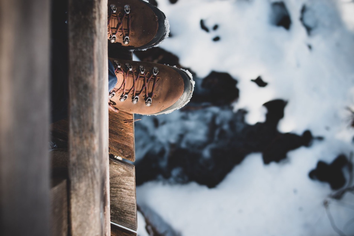 Sentiero alpino con scarpe da trekking