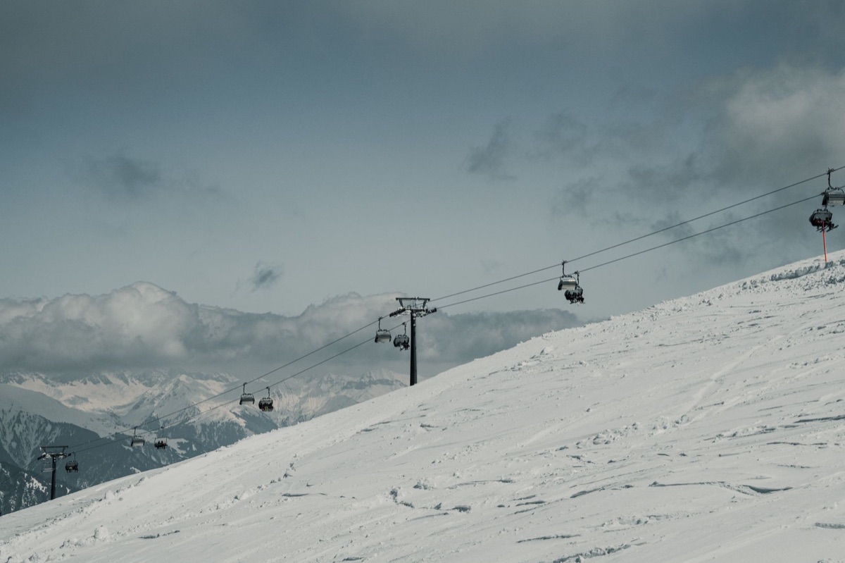 Cable car em frente a montanha nevada