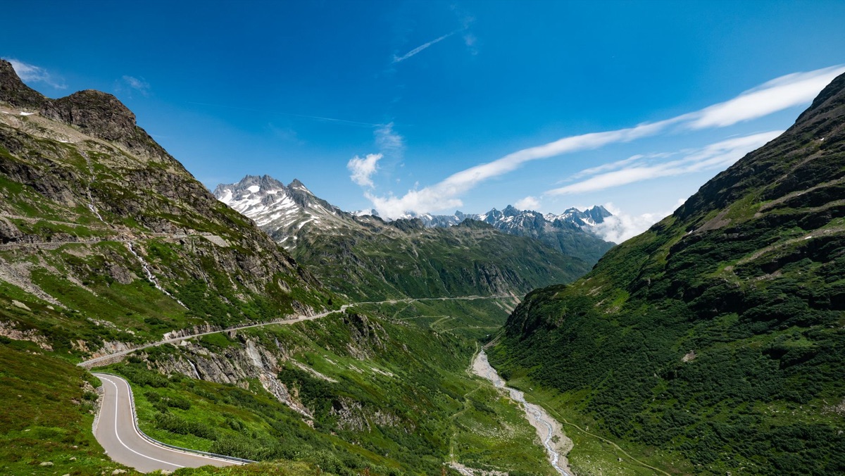 brossura passo alpi svizzera con mappa alpi