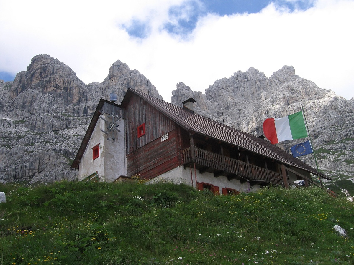 Italienische Alpen: Holzhäuschen am Berg