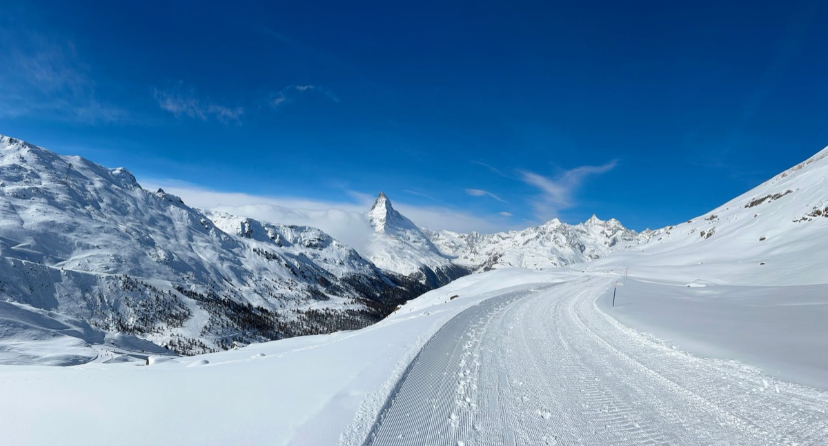 Schweizer Alpen: Schneeschlitt auf dem Wanderweg