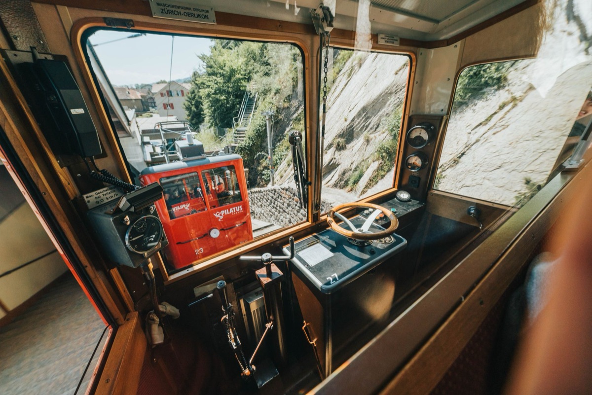 アルプスの山間電車の窓外風景