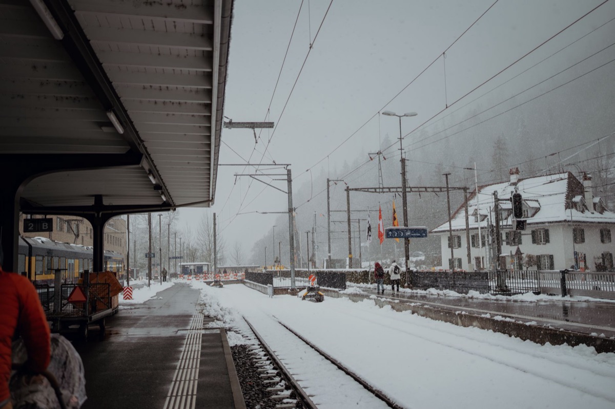 estação de trem alpines com neve