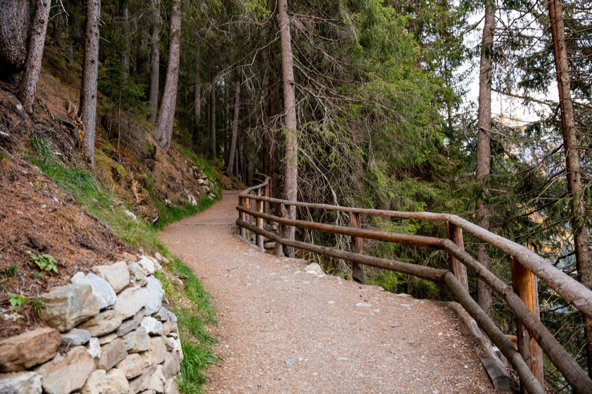 Trilha de montanha com diferentes níveis de dificuldade na Alpes