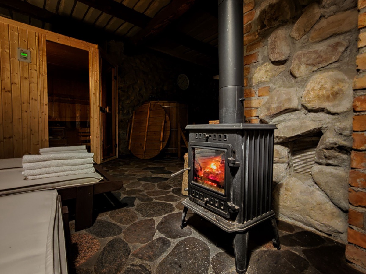 Interni di una casa in montagna con camino in pietra