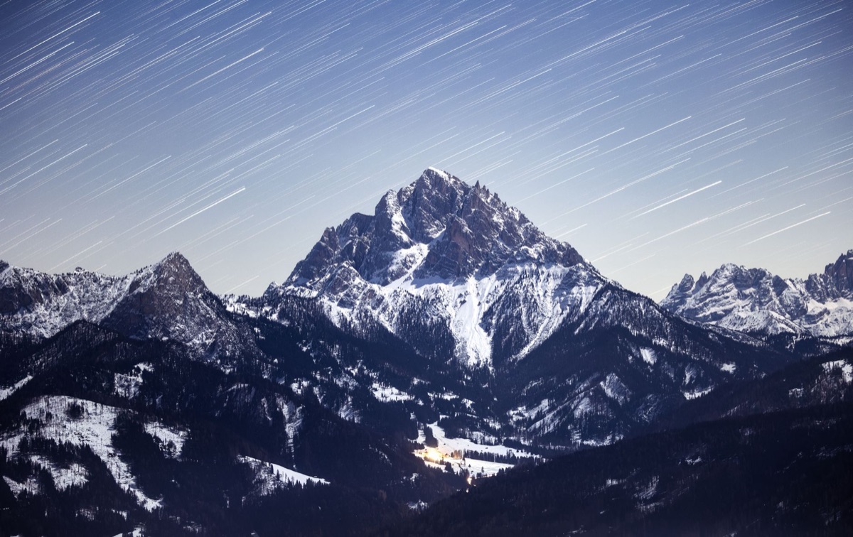 Casa in montagna all'aperto con stelle nel cielo