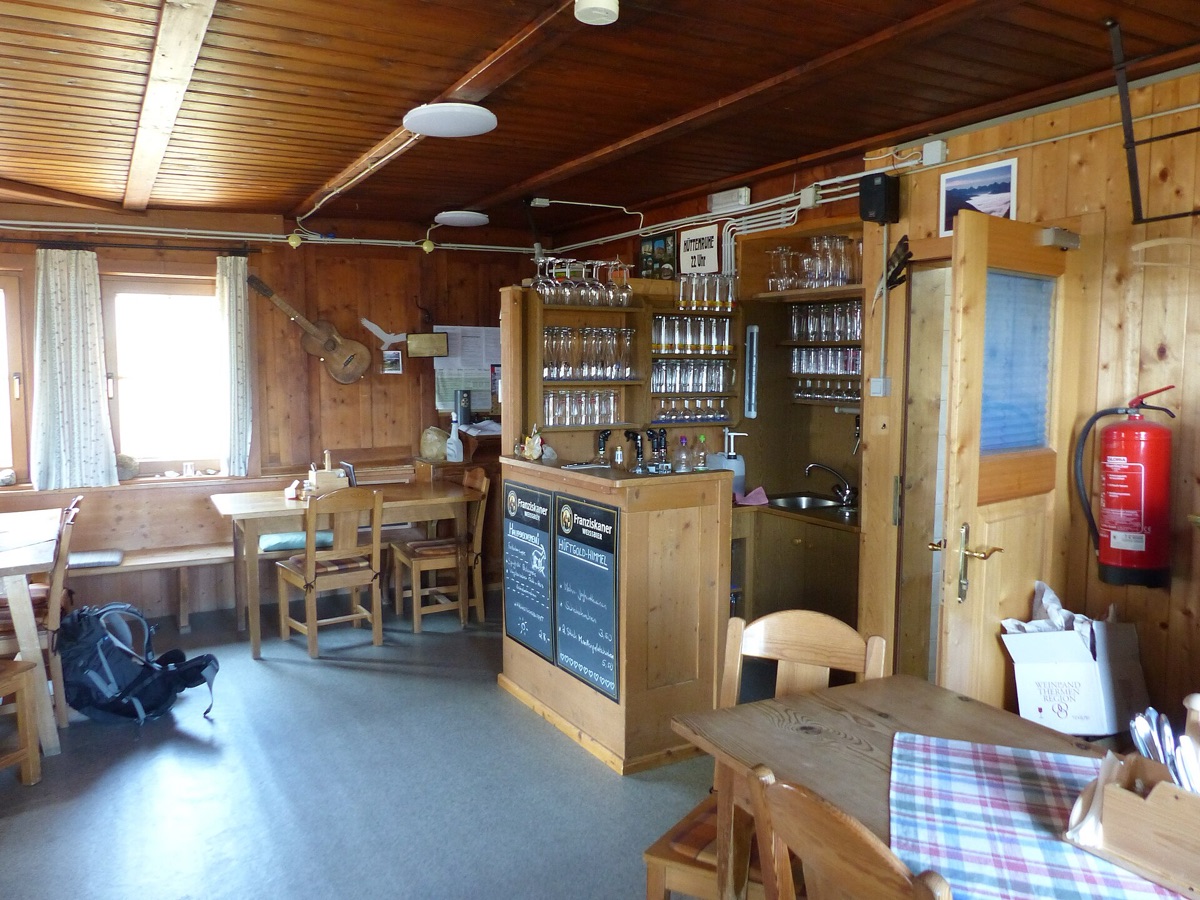 アルプスの山間の小屋：木の間と石の壁