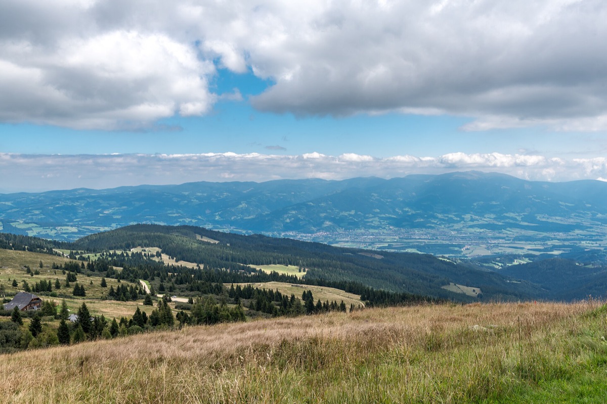 Hiker in Alpine Hütte