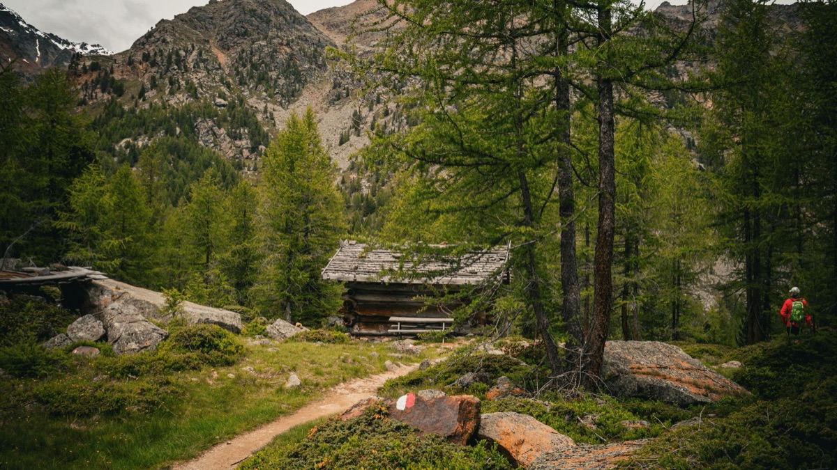 hiker em uma hütte alpina