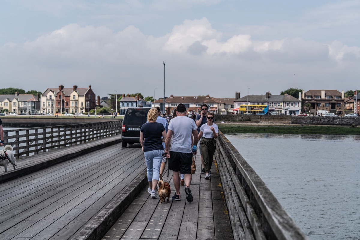 Holzbrücke mit Steinstufen