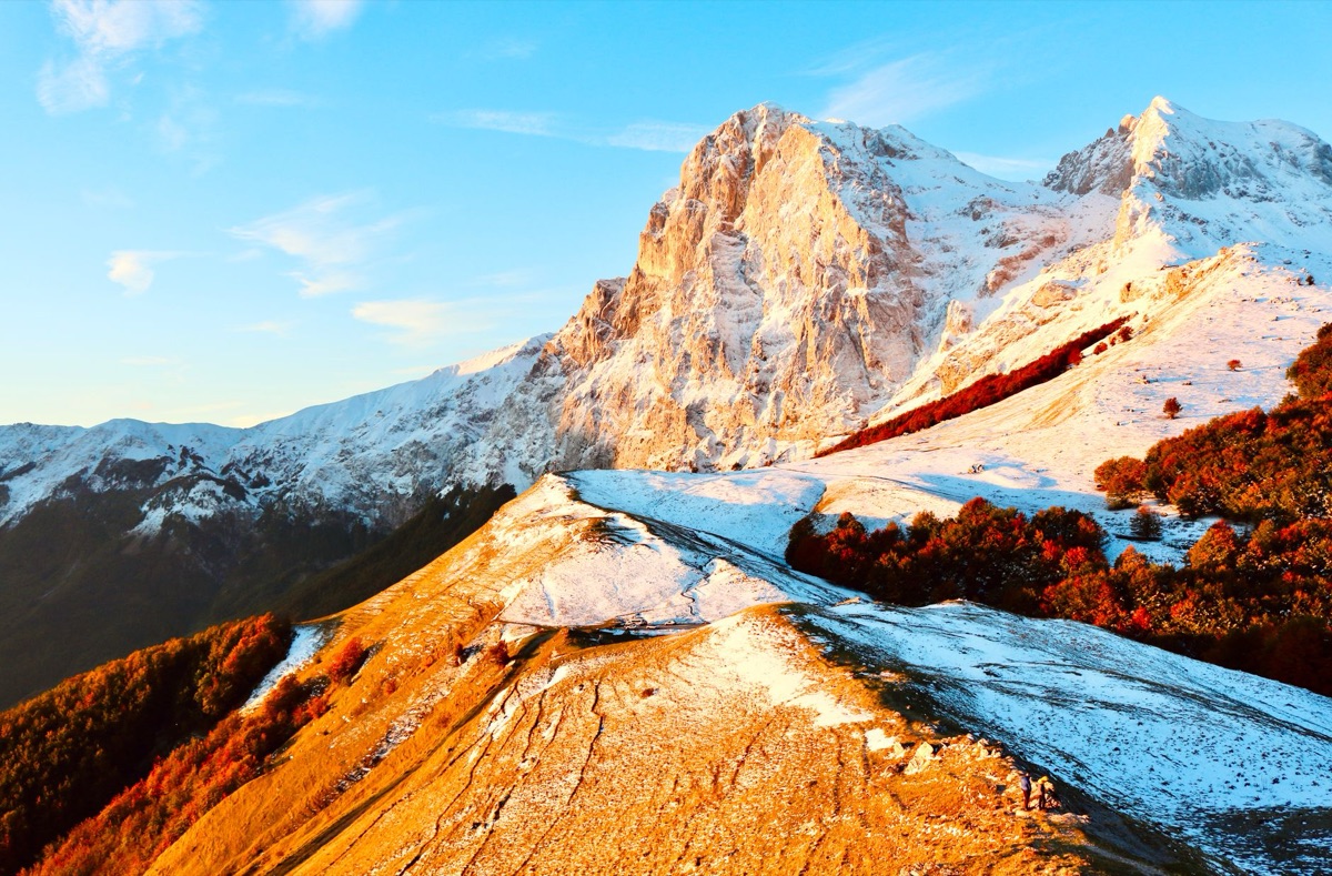 Formação rochosa alpina com neve