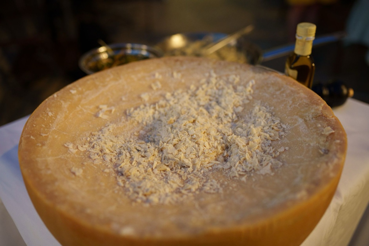 Fromage de montagne en forme de lune sur un comptoir en bois
