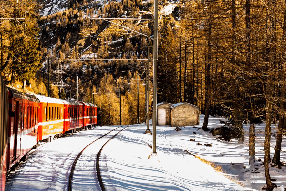 アルプス山間電車の雪道