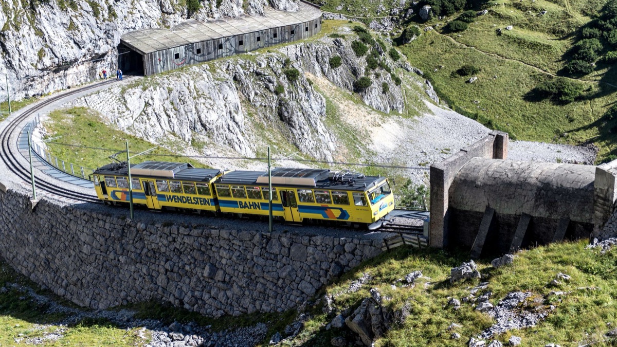 アルプス山間電車の利用者