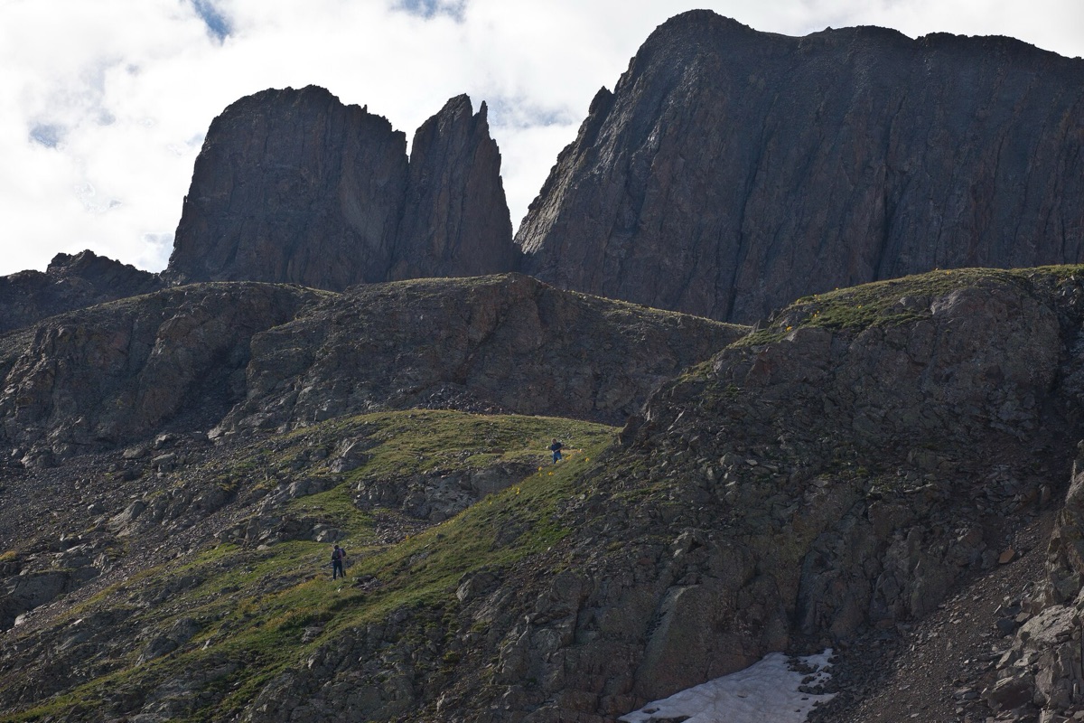 trilha alpina com neve e pedras