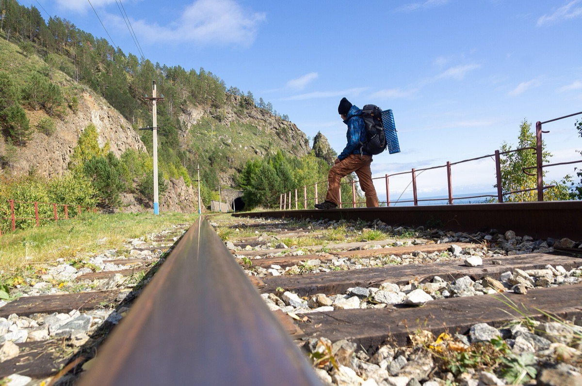 caminhante com mochila e mapa