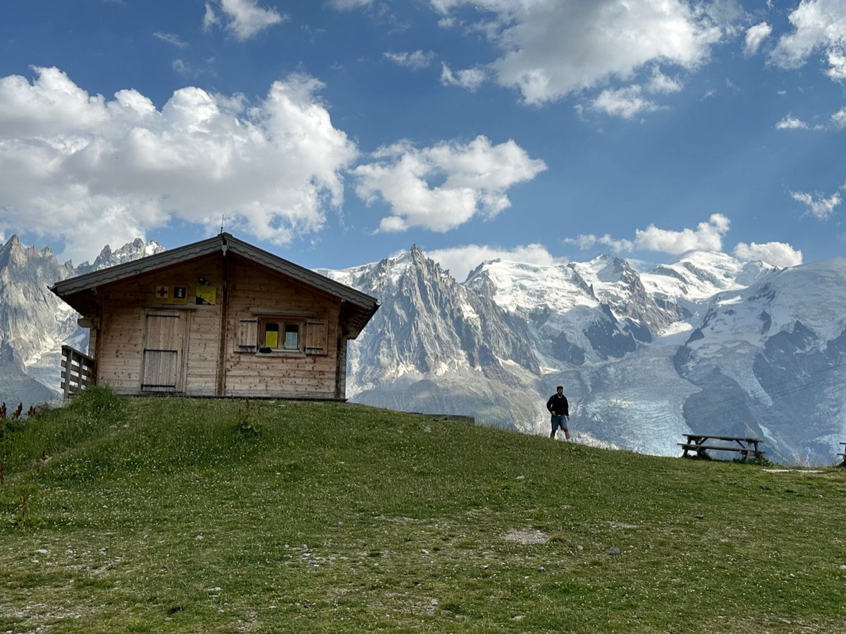 Hiker standing in front of alpine hütte