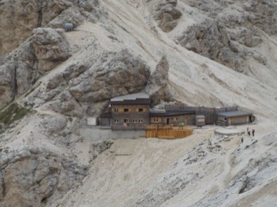 Refugios Alpes: Guía esencial para elegir tu base de montaña