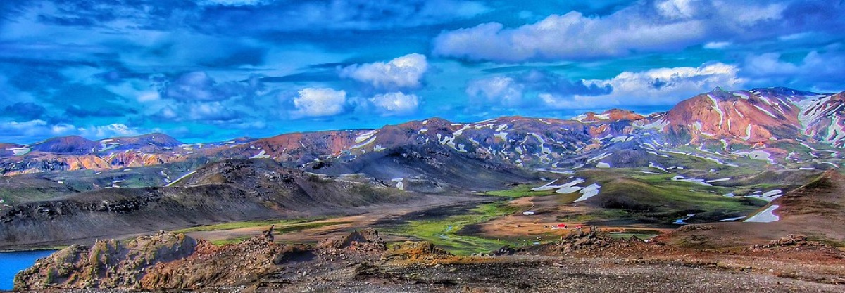 Refugio de montaña con nieve