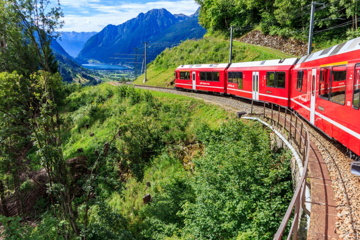 アルプス山間鉄道：山 against 鉄道